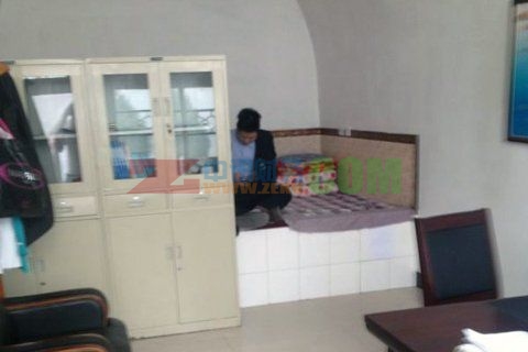 王家砭稅務(wù)所10月20日下午上班期間大門落鎖,門外等候的辦稅人發(fā)現(xiàn)值班員在屋內(nèi)睡覺。