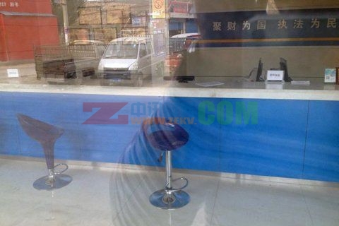 王家砭稅務(wù)所10月20日下午上班期間大門落鎖,門外等候的辦稅人發(fā)現(xiàn)值班員在屋內(nèi)睡覺。